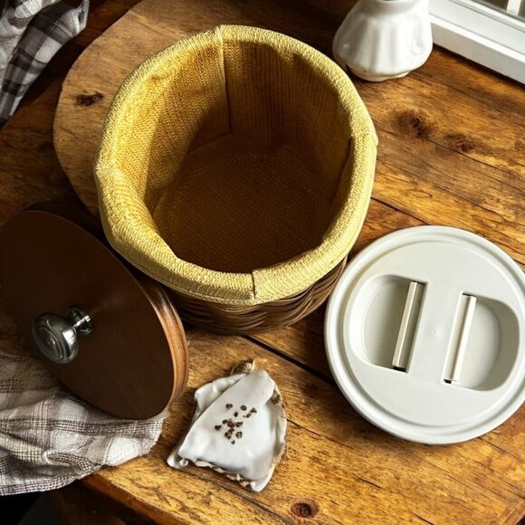 Longaberger Basket Canister w/Wood Lid & Plastic Insert/Air Tight Lid and Liner - Picture 6 of 7